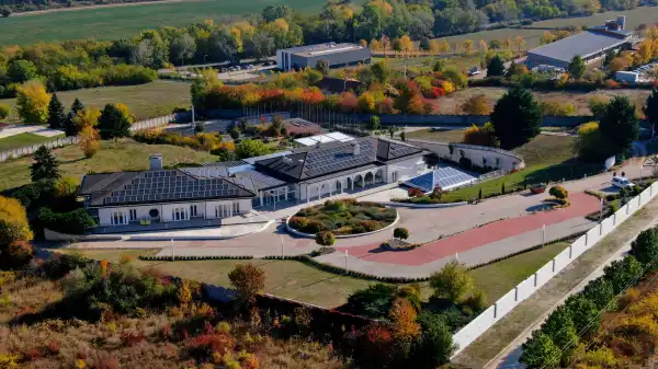 Eladó családi ház, Törökbálint 15 szoba 2000 m² 1800 M Ft