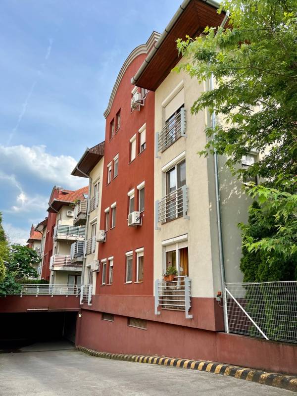 eladó újszerű téglalakás, Budapest, XVIII. kerület