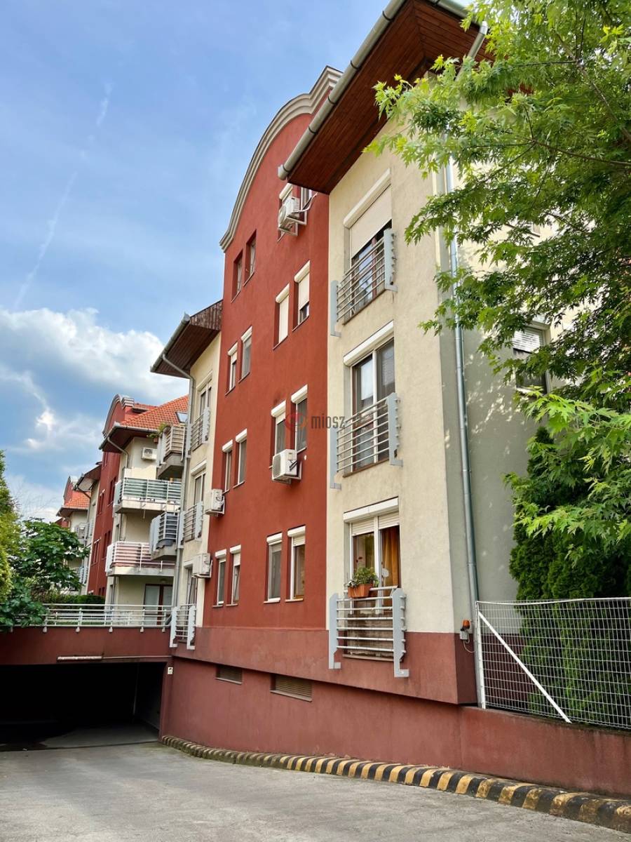 eladó újszerű téglalakás, Budapest, XVIII. kerület